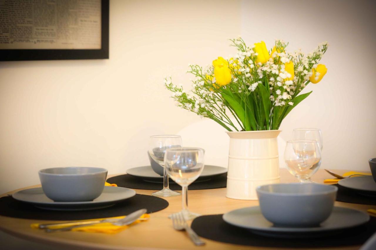 Great Location - Centre - Parking - 4 Beds - 2 Bedrooms