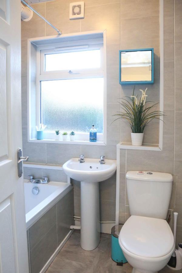 Great Location - Centre - Parking - 4 Beds - 2 Bedrooms *